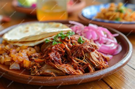  Cochinita Pibil: Thịt Heo Nướng Mềm Tan Chay trong Bột Achiote, Một Bản Giao Hưởng của Hương Vị Yucatán!