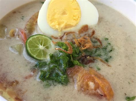  Soto Betawi: Một bát súp thơm ngon với vị ngọt của thịt và vị cay nồng của ớt!