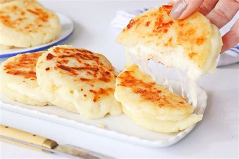  Arepa de Queso: A Crunchy Delight Infused with Gooey, Melted Cheese!