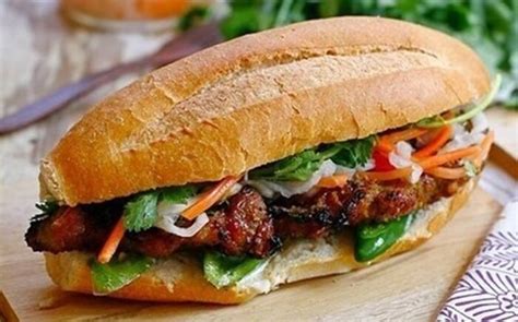  Bánh Mì Chả Bò Phủ: Sự kết hợp kỳ diệu của thịt bò mềm và nước sốt thơm lừng!