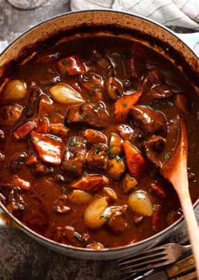  Bœuf bourguignon: Món hầm bò đỏ rực mang hương vị của rượu vang Burgundy nồng nàn và rau củ tươi ngon