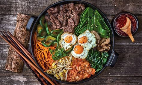  Bibimbap: Món ăn nhiều màu sắc kết hợp hài hòa giữa vị cay nồng và ngọt bùi!