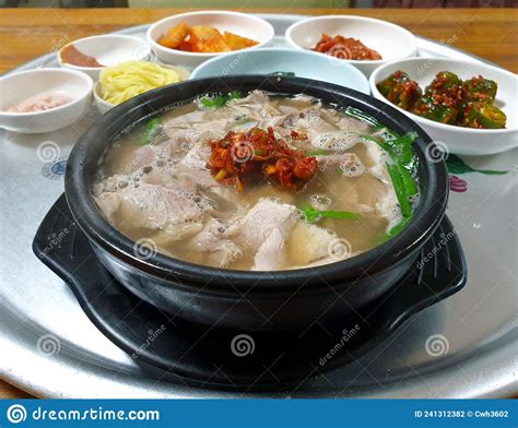  Dwaeji Gukbap – Umami-Rich Broth Meets Tender Pork Perfection in Historic Hoehyeon!