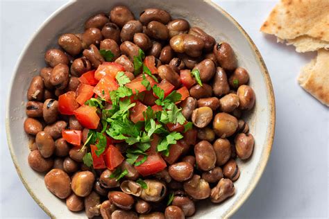  Ful Medames: Thưởng thức sự béo ngậy của đậu fava nghiền với vị chua ngọt của nước sốt tahini!