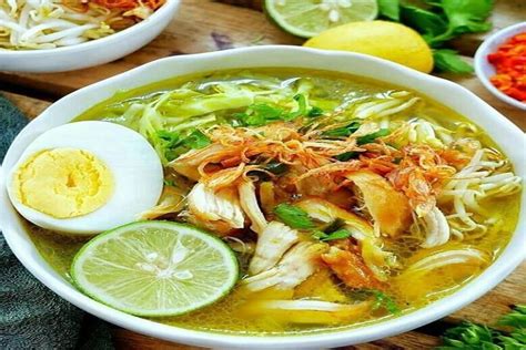  Soto Ayam: Món Sup Vàng ươm Rich và Sảng Khoái của Balikpapan!